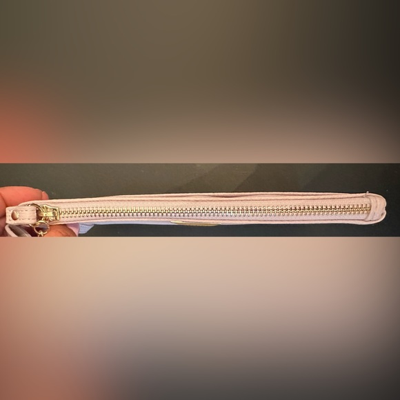 Guess Wrislet Bag - Picture 5 of 8